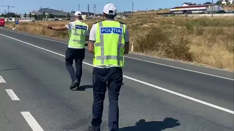 *ACȚIUNI PENTRU REDUCEREA RISCULUI RUTIER*    În ultimele 24 de ore, poliţiştii rutieri din cadrul Inspectoratului de Poliţie Judeţean Dolj au continuat acțiunile pentru siguranţa traficului rutier şi prevenirea accidentelor de circulaţie. În cadrul activităţilor desfăşurate, polițiștii au folosit aparatele radar, etilotest şi drugtest, pentru depistarea conducătorilor auto care încalcă regimul legal de viteză sau aleg să conducă vehicule sub influenţa alcoolului sau a substanţelor interzise În urma activităţilor desfăşurate, polițiștii au constatat 4 infracțiuni la regimul rutier și aplicat aproximativ 90 de sancţiuni contravenţionale, în valoare totală de aproximativ 30.000 de  Totodată, polițiștii au reținut două permise de conducere.  *Exemple* *Fără permis și sub influența alcoolului, la volan* Ieri seară, în jurul orei 20.30, polițiștii din cadrul Poliției Orașului Segarcea și Secției 14 Poliție Rurală Bârca au oprit pentru control pe DJ 561, în comuna Bârca, un autoturism la volanul căruia a fost identificat un tânăr, de 23 de ani, din localitate. Tânărul a fost testat cu aparatele din dotare, rezultând o concentrație de 0,63 mg/l alcool pur în aerul expirat și un rezultat pozitiv pentru posibila prezență a substanțelor psihoactive. Cel în cauză a fost condus la o unitate medicală pentru recoltarea de mostre biologice. Mostrele biologice vor fi înaintate la IML, urmând ca în funcție de rezultat să fie dispuse măsuri legale. De asemenea, în urma verificărilor efectuate, polițiștii au stabilit că tânărul nu deține permis de conducere pentru nicio categorie de vehicule.  În cauză, poliţiştii au întocmit dosar penal sub aspectul săvârșirii infracțiunii de conducerea unui vehicul fără permis și continuă cercetările, urmând ca la finalizarea acestora să fie propusă soluţie prin unitatea de parchet competentă.  * *_Cercetat pentru conducerea unui autoturism fără a poseda permis de conducere și furt în scop de folosinţă_* În noaptea de 29 spre 30 august, ora 00.30, polițiștii din cadrul Secției 12 Poliție Rurală Daneți au oprit pentru control, pe raza comunei Amărăștii de Jos, sat Ocolna, un autoturism la volanul căruia a fost identificat un tânăr de 19 ani, din localitate.  În urma verificărilor efectuate, s-a stabilit faptul că acesta nu deține permis de conducere pentru nicio categorie de vehicule. De asemenea, tânărul a declarat faptul că autoturismul aparține tatălui său și că l-ar fi sustras, cu scopul de a-l conduce, fără acordul acestuia. În cauză, polițiștii au întocmit dosar penal sub aspectul săvârșirii infracțiunilor de conducerea unui vehicul fără permis și furt în scop de folosinţă. * Pe parcursul întregului weekend, polițiștii rutieri sunt prezenți în teren pentru supravegherea, controlul și fluidizarea traficului rutier și pentru prevenirea accidentelor de circulaţie.  Recomandăm tuturor participanţilor la trafic să respecte regulile de circulaţie și indicaţiile poliţiştilor