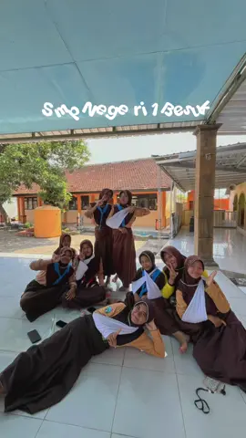 Kita lagi praktek pembalutan pada luka 🤗  #pmr #pmi #pmrsmpn1besuk #Pmr #anakpmr  @verivee 