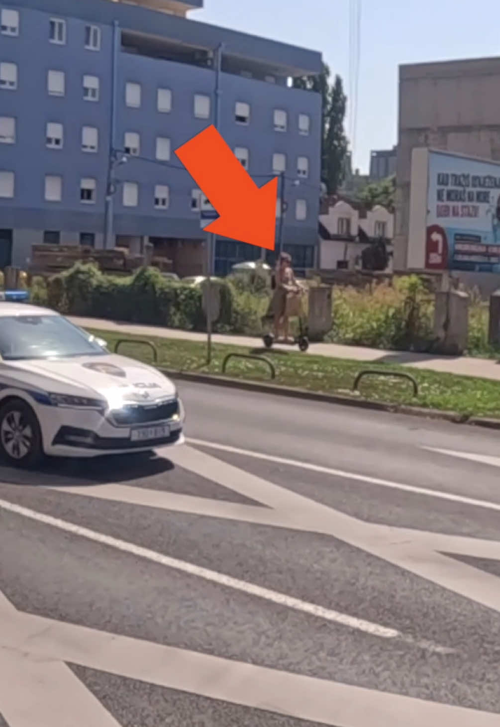 oh no policija 🙀 A woman riding a scooter is stopped by the police. What could the rider have done? Or what’s missing here? #Zagreb #Croatia #Cycling #Bike #Courier 