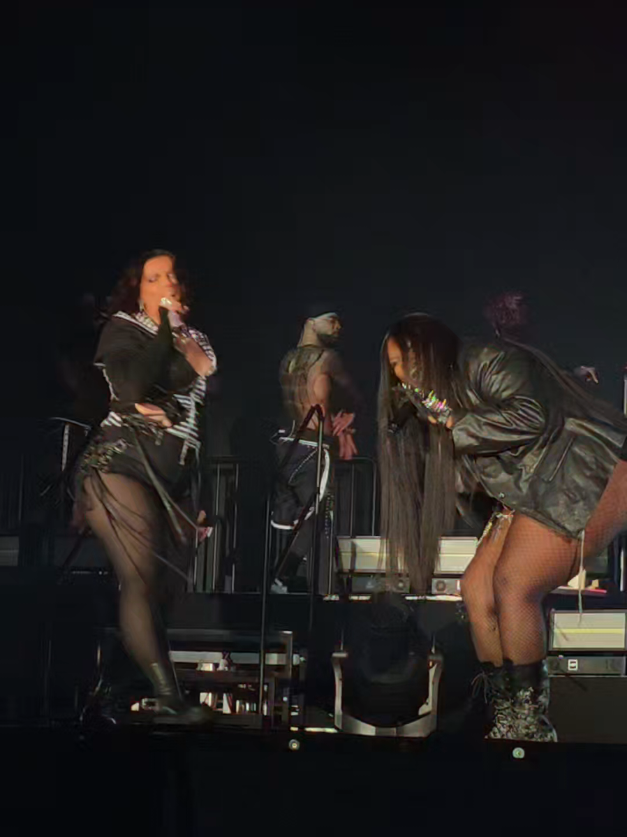 SUMMER TOUR 2025 / BERLIN - Nelly Furtado a interprété avec Yzeult la chanson Maneater le 29 août 2025 à Berlin en Allemagne 🇩🇪 @Nelly Furtado  #nellyfurtado #berlin #maneater #loose