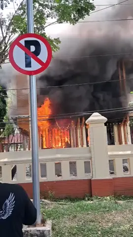 kantor DPR di Cirebon Sudah di bakar warga 