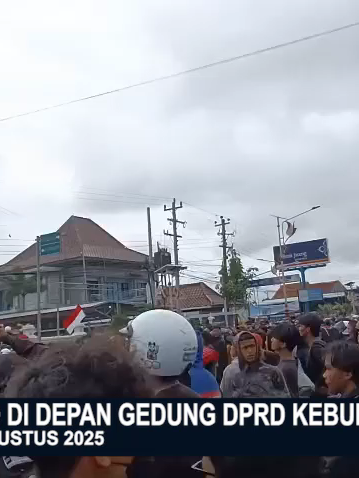 SITUASI TERKINI AKSI DEMO DI DEPAN GEDUNG DPRD KEBUMEN, SABTU 30 AGUSTUS 2025. PENDEMO LEMPARI GEDUNG DPRD DENGAN BATU