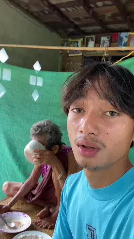 เป็นอีกวันที่รู้สึกดิ่ง ที่ต้องมาเห็นสภาพคนที่เคยทะนุถนอมเราตั้งแต่เด็กจนโต มีชีวิตที่แย่ แต่ผมตอบแทนท่านได้แค่นี้เองหรอว่ะ😢👵🏻#ยาย  #อีสานบ้านเฮา#ยายยันต์เสื้อม่วง 