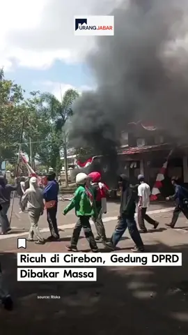 Ricuh di Cirebon, Gedung DPRD Dibakar Massa ‼️‼️🔥 Gelombang aksi massa di Kabupaten Cirebon pada Sabtu (30/8/2025) semakin memanas. Setelah sebelumnya bentrok dengan aparat dan merusak fasilitas umum, kali ini massa mengarahkan aksi ke Gedung DPRD Kabupaten Cirebon di Kecamatan Sumber. Setibanya di lokasi, massa yang marah langsung merangsek masuk tanpa dapat dihalangi aparat. Tidak hanya di halaman, mereka juga masuk ke ruang sidang utama dan melakukan perusakan terhadap kursi, meja, serta berbagai fasilitas di dalamnya. Situasi makin tidak terkendali ketika massa membakar pos satpam dan sejumlah ruangan di lantai dua gedung DPRD. Api sempat membesar sebelum petugas berusaha melakukan pemadaman darurat. #urangjabar #demo #dprdcirebon #cirebon 