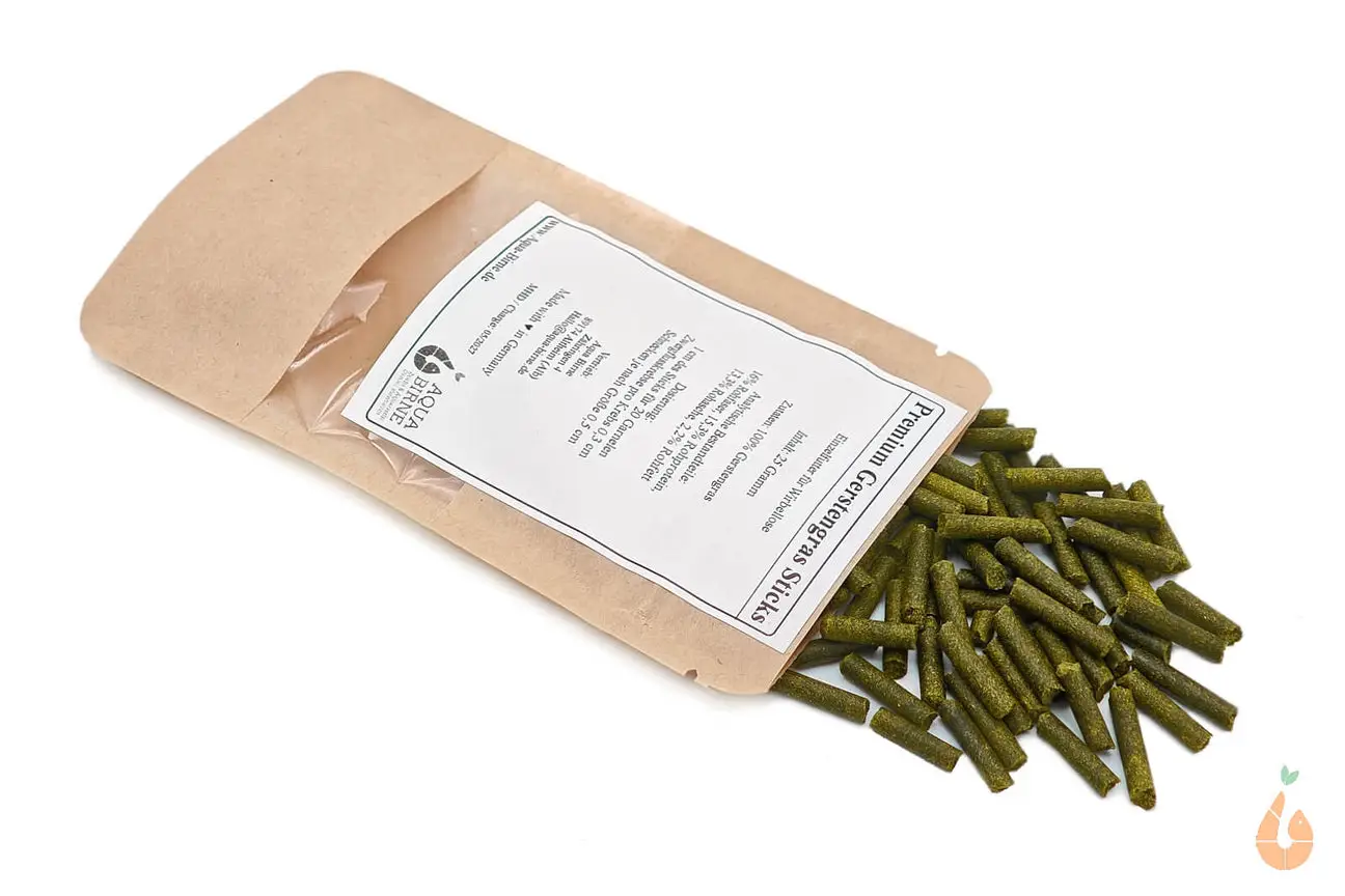 - Geeignet für Garnelen & Schnecken & Krebse & Krabben & Fische - Reich an natürlichen Vitaminen und Mineralstoffen - 100% natürlich in höchster Qualität - Natürliche Pflanzenkraft Premium Gerstengras Sticks - grüne Frischekur für Wirbellose und Co: Sie möchten Ihren Garnelen, Schnecken, Krebsen und anderen Aquarienbewohnern eine natürliche und nährstoffreiche Ergänzung bieten? Dann sind unsere Premium Gerstengras Sticks genau das Richtige. 🤠👍 Hergestellt aus 100 % naturbelassenem, schonend getrocknetem Gerstengras - ganz ohne Zusätze, Füllstoffe oder Schnickschnack. Einfach nur das Beste aus der Natur, verpackt in einem leicht portionierbaren Stick. Ideal für Wirbellose - und auch bei pflanzenfressenden Fischen wie Welsen oder Guppys sehr beliebt. Mehr als nur Futter für Garnelen, Schnecken und andere Aquariumtiere: Premium Gerstengras Futtersticks sind nicht nur ein super Garnelenfutter / Schneckenfutter, sie können noch viel mehr! In meiner Zuchtanlage werden alle (Zwerggarnelen, Aquariumschnecken, Krebse und Krabben) damit gefüttert. Sogar viele Fische / Fischarten (wie Guppys, Welse, Panzerwelse, Platys, Salmler, Barsche, Bärblinge, Guramis und andere) fressen auch gerne die Gerstengrassticks, sobald diese den Boden des Aquariums erreichen. Auch Krebse und Zwergflusskrebse (z. B. CPOs) knabbern gerne an dem feinen Futter und schnappen sich ihren Teil. Bei mir ist das Gerstengras-Futter längst fester Bestandteil und meine Tiere wirken aktiv und zeigen eine intensive Färbung. --- Bewohner in meiner Aquarium Zuchtanlage: Zwerggarnelen / Garnelen, Aquariumschnecken / Wasserschnecken, Krebse, Krabben, Wasserpflanzen, Moose uvm. 🦐🌿 Aquarium Tiere, Premium Futter, wertvolle Tipps und vieles mehr auf: Aqua-Birne . de 🐌🦞 ▶️ Speichere dir den Beitrag + folgen und linken nicht vergessen :) Aquaristische Grüße Daniel Birnbaum, die Aqua Birne 🍐🤠👍 . . . #Aquarium #garnelenfutter #schneckenfutter #neocaridina #garnelenaquarium