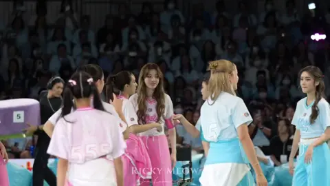 This duo chaotic hnd nakatiis isa lumapit tlga sa GFriend niya bff humarang 🫵🤣🤣😂😂🩷🩵 LINGORM CH3 SPORT DAY #CH3GirlsCup2025 #linglingkwong #lingorm #ormkornnaphat #everyoneシ゚ 