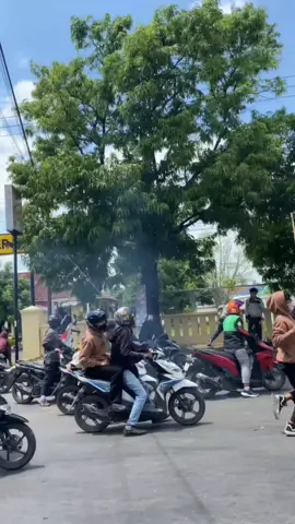 ntah itu knalpot buat apaan🗿#demo #cirebonpride🏴‍☠️ #tikuskantor #fypp 