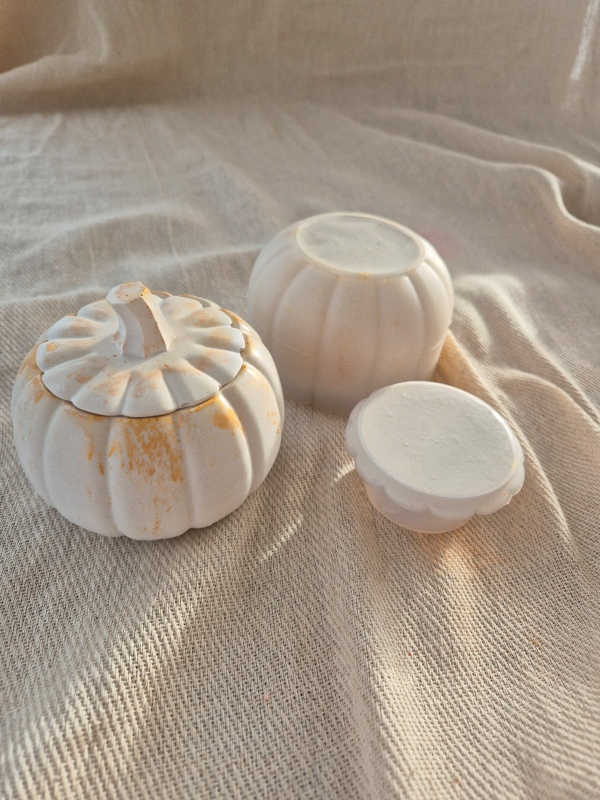 The gold speckle pumpkin made just be my new favourite! 💛 halloween shop launches on Monday and I cannot wait!!! 😍 #autumnaesthetic #pumpkincandle #halloweenseason #candlemaker #candlesandcandles 
