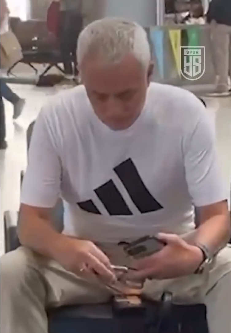 İstanbul Havalimanı’nda Portekiz uçağını bekleyen Jose Mourinho, fotoğraf isteklerini geri çevirmiyor. #Mourinho #Fenerbahçe 