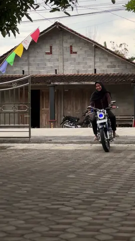 👧🏻 : mas motormu dah jadi ya? Aku cobane ya tapi divideo hehe  👦 : ya nduk acc 👌  #gl100 