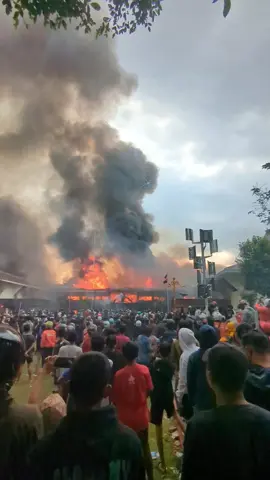 gedung DPRD Pekalongan dibakar masa aksi demo 😨😨 #pekalonganinfo #masukberanda #dprd #pekakonganmencekam
