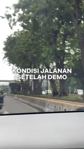 Jujur aku nggak tega mikirin petugas demo, karyawan kantoran yg mengandalkan transportasi umum di hari senin… such a tragedy, stay safe all 🤍#jakarta #demo #dpr #jakartakeras 