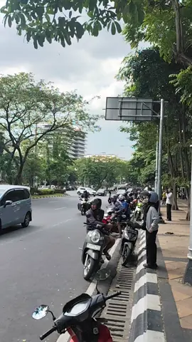 jam 12.34 universitas Diponegoro memasuki jalan pahlawan menuju gerbang Polda Jateng  #fyppppppppppppppppppppppp #demo 