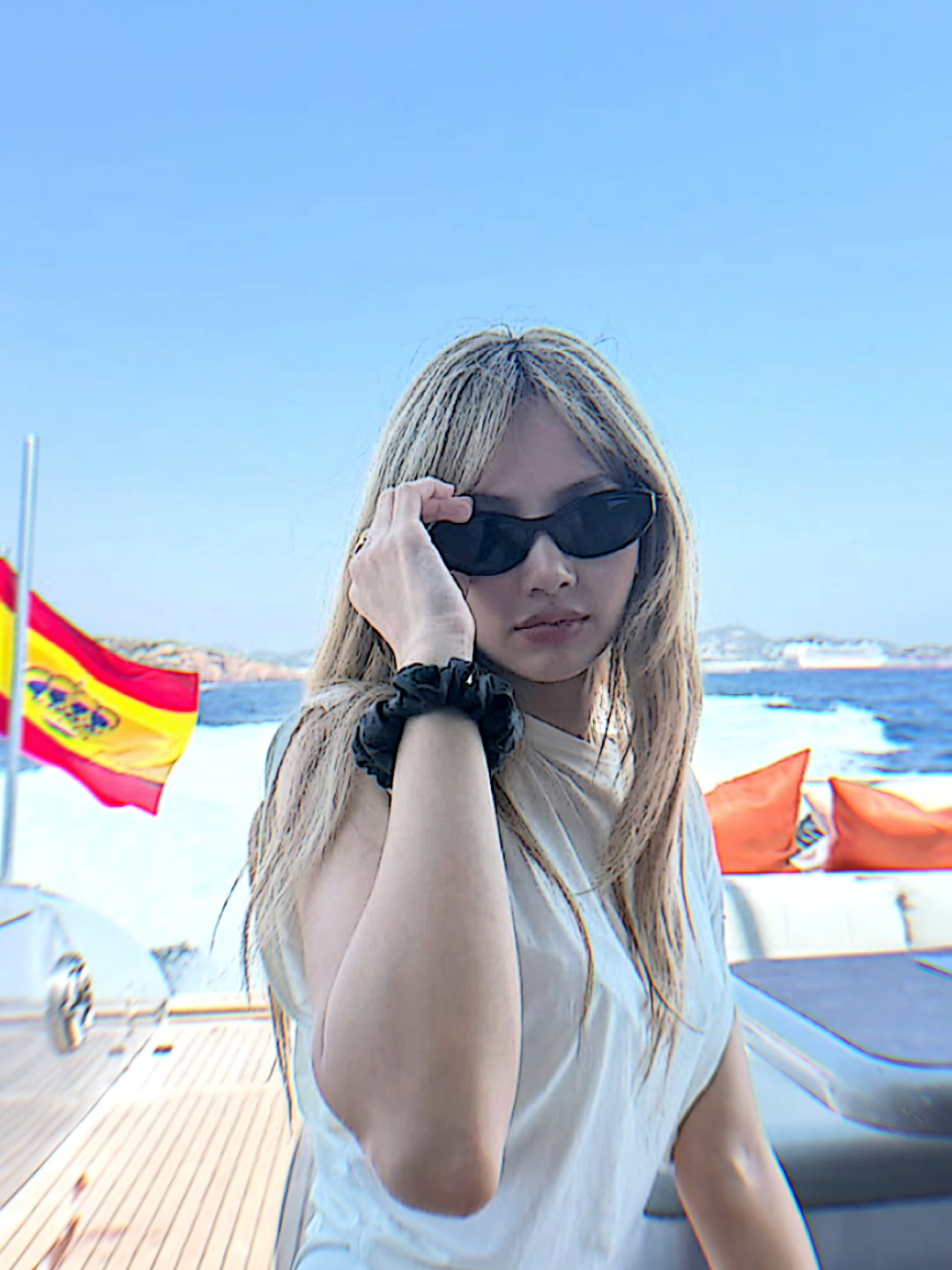 woilah lis bule banget😭😭💛 #CapCut #lisa #blackpink #kpop #fyp 