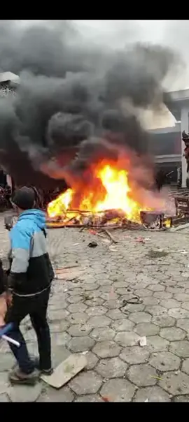 MENYALA GEDUNG DPR CILACAP 🔥🔥🔥#demodpr #gedungdpr #cilacap 