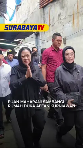 Ketua DPR RI, Puan Maharani dan Gubernur Jakarta, Pramono Anung melayat ke rumah duka Affan Kurniawan. Affan adalah pengemudi ojek online (ojol) yang tewas dilindas kendaraan taktis (rantis) Brimob. Puan tiba di lokasi Sabtu (30/8/2025) Puan dan Pramono tiba di rumah duka Affan berada di kawasan Dukuh Atas, Jakarta pukul 14.20 WIB. Keduannya terlihat mengenakan pakaian bernuansa hitam lengkap. Mereka berjalan di gang kecil menuju ke rumah keluarga Affan. Puan dan Pram tak mengatakan apapun saat tiba. Mereka hanya melempar senyum kepada awak media dan warga sekitar. Rombongan Puan dan Pramono diterima langsung oleh keluarga Affan. Di dalam rumah mereka bertemu dengan ibu, ayah, adik dan kakak dari mendiang Affan. #surabayatv #puanmaharani #demoDPR #viral #beritaviral #beritaterkini #affankurniawan