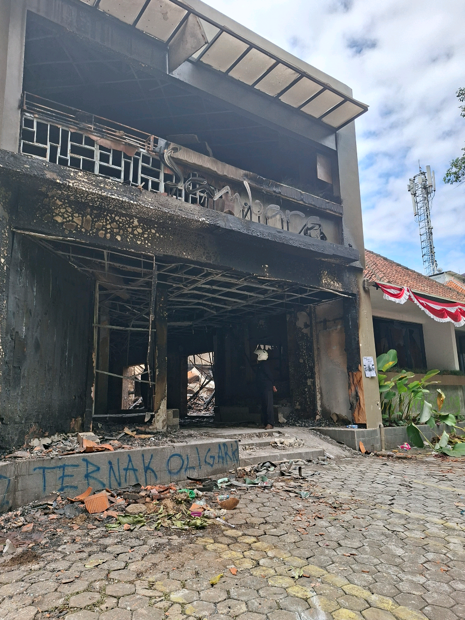 Sabtu (30/8/2025), tampak salah satu restoran yang bangunannya berdekatan dengan DPRD Provinsi Jawa Barat turut dirusak oleh massa demo. #KitaKelasPekerja #StopPoliceBrutality #fyp #Bandung #Berita 