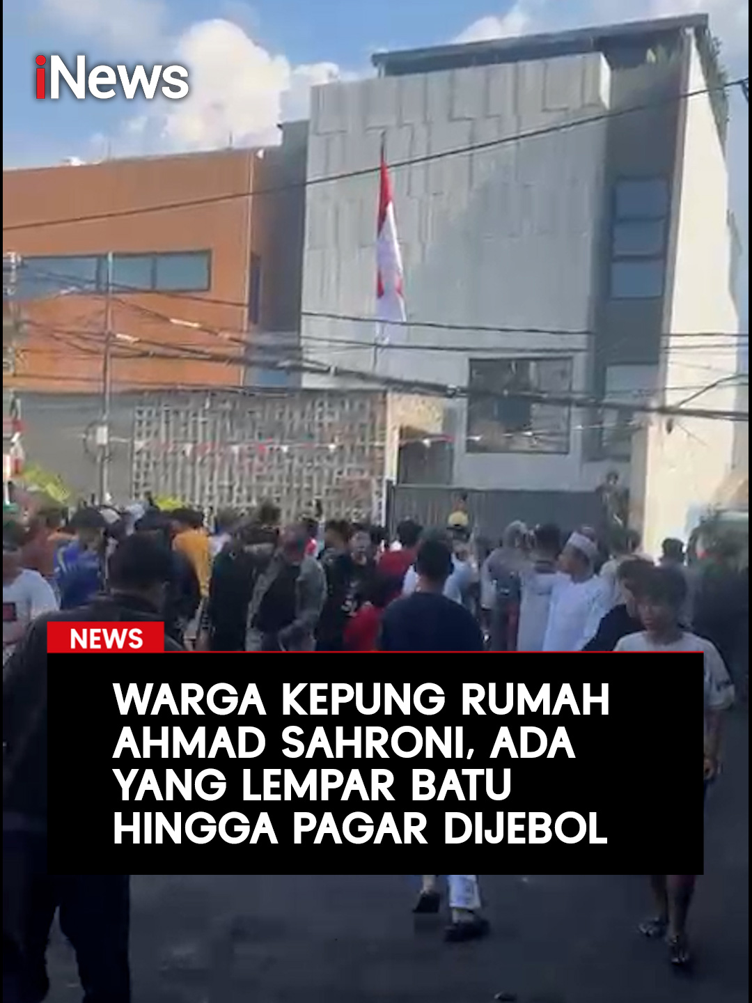Rumah anggota Komisi I DPR RI sekaligus politikus Partai NasDem Ahmad Sahroni di Tanjung Priok, Jakarta Utara, digeruduk massa pada Sabtu (30/8/2025) pukul 15.00 WIB. Massa berdatangan ke rumah Ahmad Sahroni mengendarai sepeda motor. Terpantau, massa langsung berkumpul di depan rumah Sahroni dan menyuarakan kekesalan mereka atas ucapan kontroversial politikus Partai NasDem itu. Di sisi lain, rumah Ahmad Sahroni tampak tertutup rapat. #iNews #Sahroni #RumahSahroni #DPRRI