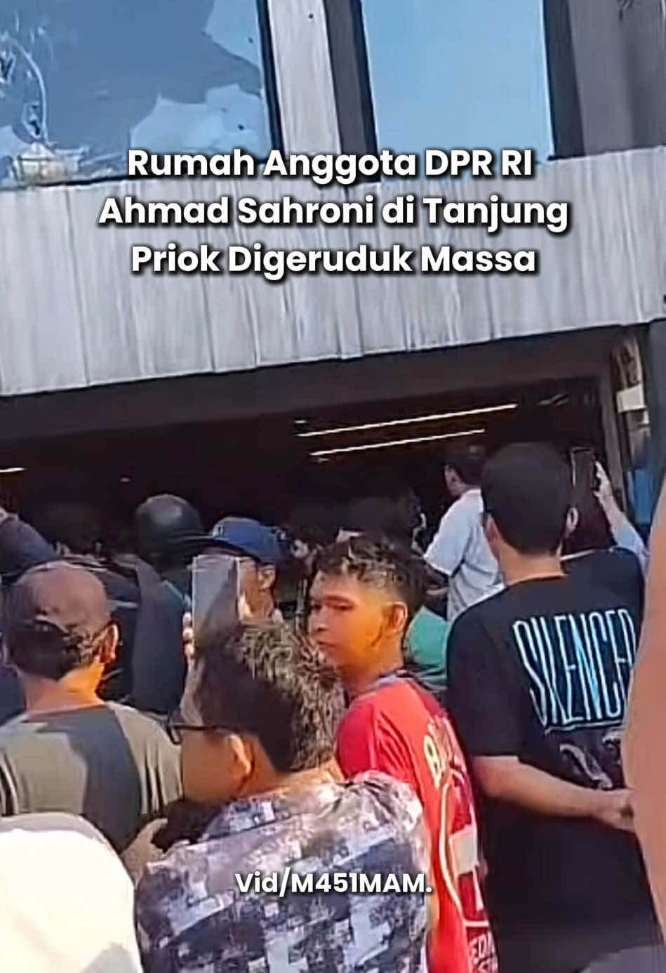 (30/08/2025) pukul 16:30 Suasana Di Depan Rumah Anggota DPR RI Ahmad Sahroni yang berada di tanjung priok di geruduk oleh masa!  #demodpr #demoburuh #news #demo #fyp
