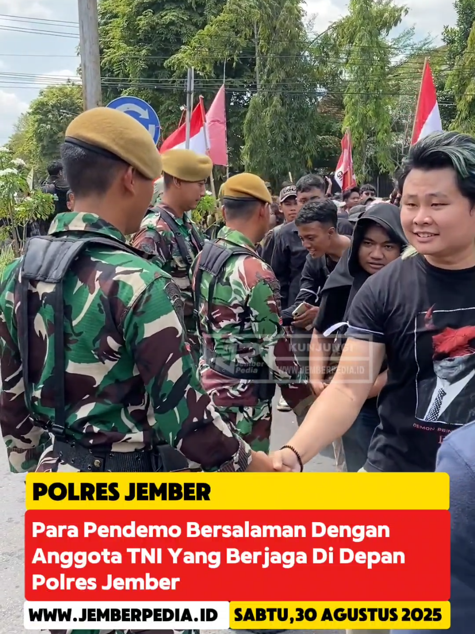 Para Pendemo Bersalaman Dengan Anggota TNI Yang Berjaga Di Depan Polres Jember #demo #ojol #mahasiswa #polisi #jember 