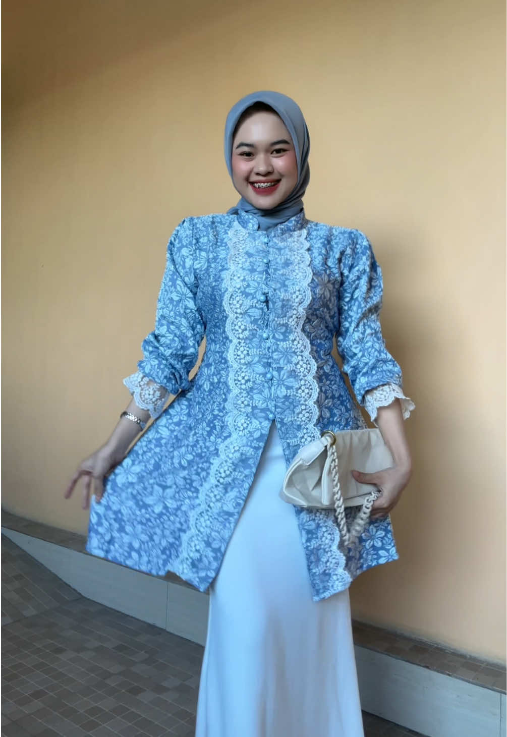 Kalo lagi pake kebaya berasa kek @nikensalindry 