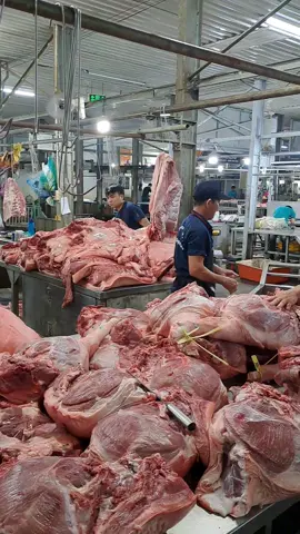Bên e nhận giao sỉ tất cả khu vưc phía Nam  ✅ Thịt heo nóng 100%, mổ mới mỗi sáng – không đông lạnh, không bơm nước, không chất bảo quản ✅ Thịt sạch, thơm, khô ráo, giữ nguyên vị ngọt tự nhiên ✅ Giấy tờ đầy đủ, nguồn gốc rõ ràng ✅ Giao hàng nhanh, đúng hẹn 👨‍🍳 Phục vụ đa dạng khách hàng: - Nhà hàng – Khách sạn - Quán ăn – Bếp ăn công nghiệp - Siêu thị mini – Cửa hàng thực phẩm - Hộ kinh doanh nhỏ lẻ - Trường hoc - suất ăn công nghiệp .... Rất mong được phục vụ tất cả khách hàng có nhu cầu heo nóng 📞 Liên hệ đặt hàng ngay: 0986.763.264(Hồng Thắm)