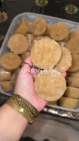 🤍ONION BASE🤍 I will list below the amount required for a smaller batch: 4 kg onions 2 bulbs of garlic (optional) 2 tbsp salt Cook in the oven at 200 degrees celcius or gas mark 7 for 2 hours and then blend to your desired consistency.  Freeze in cupcake moulds and it will help you immensely in the kitchen and reduce your cooking time.  #foryoupage❤️❤️ #fyp #bangladeshi #onion #cookwithme 