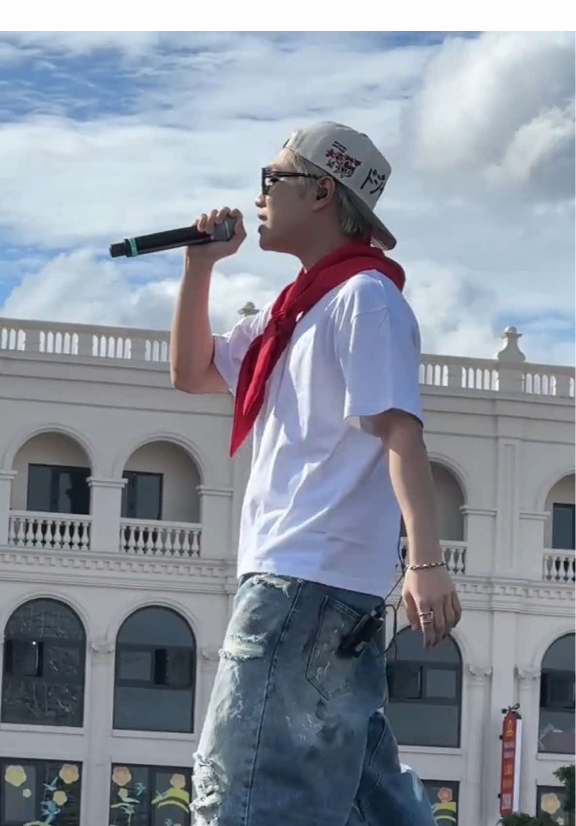 Hoàng Đức Duy với lá cờ đỏ trên vai bay tới rồi đâyyy!!! Hải Phòng ơi!! 🐑 🇻🇳 #captainboy #uthichiatay chanthanh #autumnfest #rehearsal 