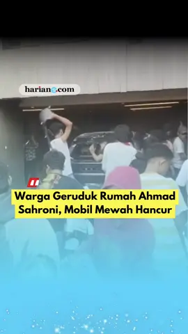 Rumah milik anggota Komisi I DPR RI, Ahmad Sahroni di Tanjung Priok, Jakarta Utara, digeruduk massa pada Sabtu (30/8/2025) pukul 15.00 WIB. Ratusan warga terus berdatangan ke rumah politikus partai Nasdem itu. Warga juga merusak rumah, kaca, dan mobil mewah milik Sahroni.  Kreator: Zakaria  #rumahahmadsahroni #ahmadsahroni #rumahsahronidibakar #sahroninasdem 