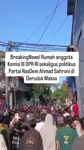 BreakingNews! Rumah anggota Komisi III DPR RI sekaligus politikus Partai NasDem Ahmad Sahroni di Kebon Bawang Tanjung Priok, Jakarta Utara, digeruduk massa pada Sabtu (30/8/2025) pukul 15.00 WIB. Ratusan massa mulai memadati kediaman ahmad sahroni sekira pukul 15:00 WIB. Saat ini situasi tidak kondusif sekira pukul 16:00 WIB