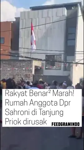 Rumah anggota Komisi III DPR RI sekaligus politikus Partai NasDem Ahmad Sahroni di Tanjung Priok, Jakarta Utara, digeruduk massa pada Sabtu (30/8/2025) pukul 15.00 WIB. Pantauan TribunJakarta.com di lokasi, massa berdatangan ke rumah Ahmad Sahroni mengendarai sepeda motor.  Mereka langsung memasuki gang permukiman di Jalan Swasembada Timur XXII, Kelurahan Kebon Bawang, Tanjung Priok, Jakarta Utara. Massa langsung berunjuk rasa di depan rumah Ahmad Sahroni. Terpantau, massa langsung berkumpul di depan rumah Sahroni dan menyuarakan kekesalan mereka atas ucapan kontroversial politikus Partai NasDem itu. Di sisi lain, rumah Ahmad Sahroni tampak tertutup rapat. Pagar hitam tinggi di depan rumah dikunci, sementara di dalam parkirannya hanya ada satu unit mobil terparkir. Di dalam halaman parkir itu juga ada seorang pria yang berjaga. Setelah berorasi singkat di depan rumah Sahroni, massa pun perlahan-lahan meninggalkan permukiman itu sekitar pukul 15.15 WIB. Sosok Ahmad Sahroni belakangan disorot publik lantaran ucapan kontroversialnya di tengah kisruh kenaikan tunjangan DPR RI. Dalam salah satu keterangannya, Ahmad Sahroni mengatakan bahwa desakan membubarkan DPR yang banyak dilontarkan masyarakat usai isu kenaikan tunjangan itu adalah hal keliru. Artikel: tribunjakarta.com https://jakarta.tribunnews.com/jakarta/422384/breaking-news-rumah-anggota-dpr-ri-ahmad-sahroni-di-tanjung-priok-digeruduk-massa
