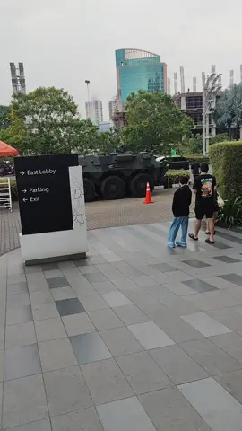 kendaraan panser TNI didepan mall Taman Anggrek jakartabarat i love you TNI  #jakartabarat #dpr #fypシ゚viral #like #unjukrasa 