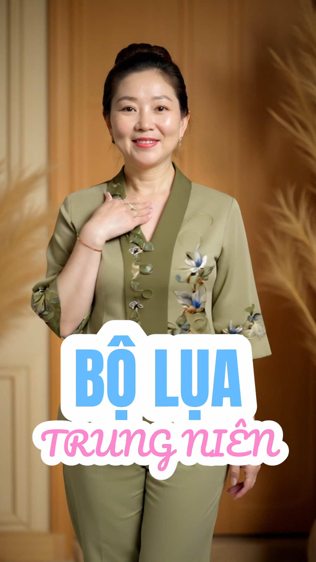 Trả lời @Lai Vu Các Mẹ và các Bà không cần váy áo cầu kỳ, nhưng vẫn đẹp dịu dàng trong bộ đồ này. Bộ đồ trung niên được thiết kế dành cho phụ nữ tuổi U50-U80, với chất lụa Latin mềm mịn, thoáng da, mặc cả ngày vẫn mát mẻ, dễ chịu. Dù ở nhà, đi chùa, lễ tiệc hay các buổi họp mặt quan trọng, từ giờ Mẹ và Bà sẽ luôn tự tin. @Mặc đẹp phối xinh ✨  @Mặc đẹp phối xinh ✨  @Mặc đẹp phối xinh ✨ #thoitrangnu #macdepphoixinh #macdepphoixinh2025 #trungnien #trungniendep #dobo #dobotrungnien #dobotangme #setdonu #setdodep 