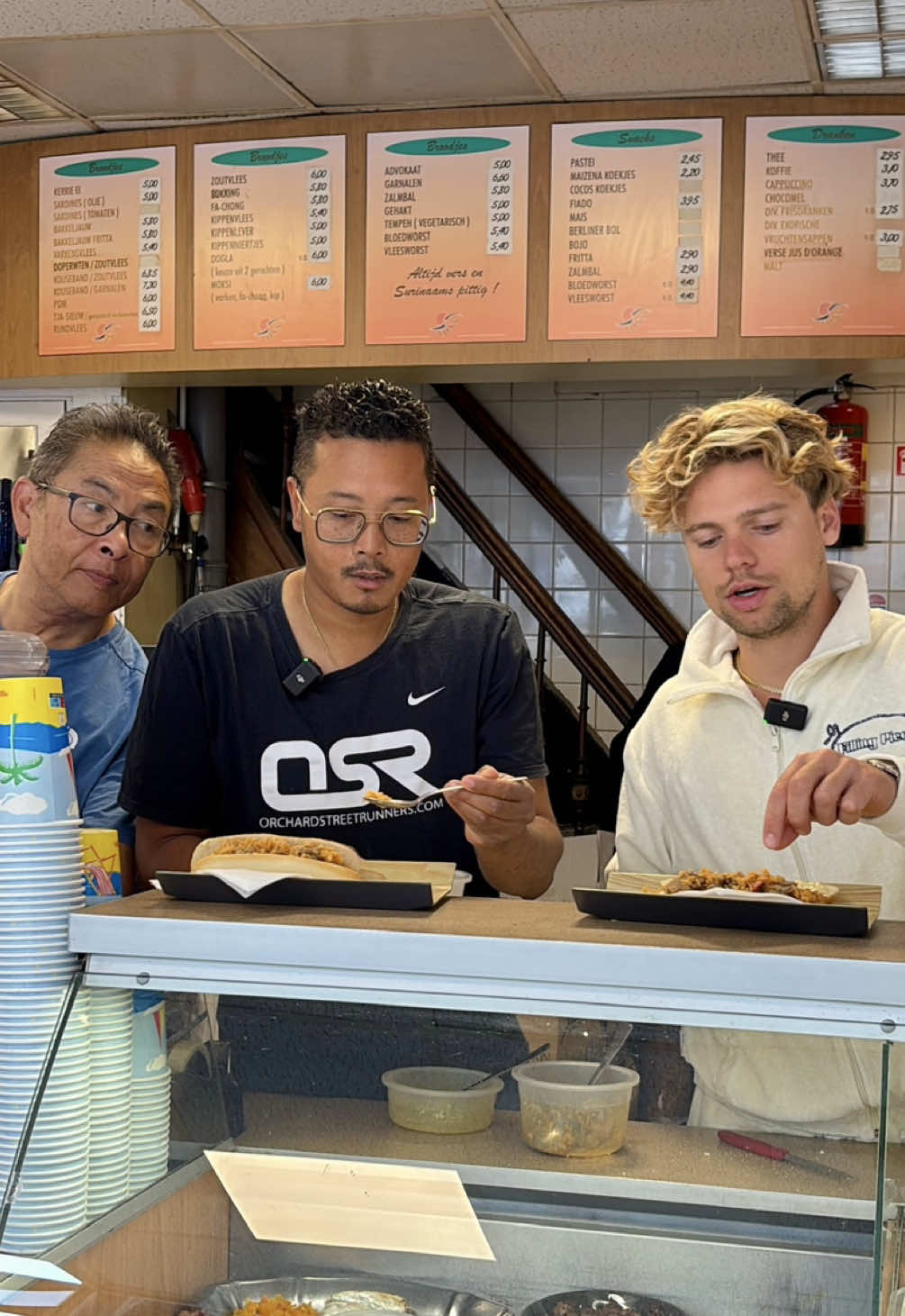 200 gratis broodjes omdat ik 200.000 volgers heb aangetikt!! Ik wil jullie allemaal bedanken voor de support en het kijken afgelopen jaar. Ik heb zoveel plezier in het delen van mijn ideeen in de keuken en voel me vereerd dat daar zoveel naar gekeken wordt elke dag! 7 september geef ik met @De Lekkerste om 14:00 200 broodjes weg die we samen hebben bedacht! Op de van woustraat 17 in Amsterdam serveren wij een broodje moksi meti, maar dan met fachong (kippenworst), soja kip, bakkeljauw, madame jeanette mayo en zuur ❤️ ik kom hier al 10 jaar denk ik en we hebben nu zoiets lekkers in elkaar gezet! Kom proeven !!!