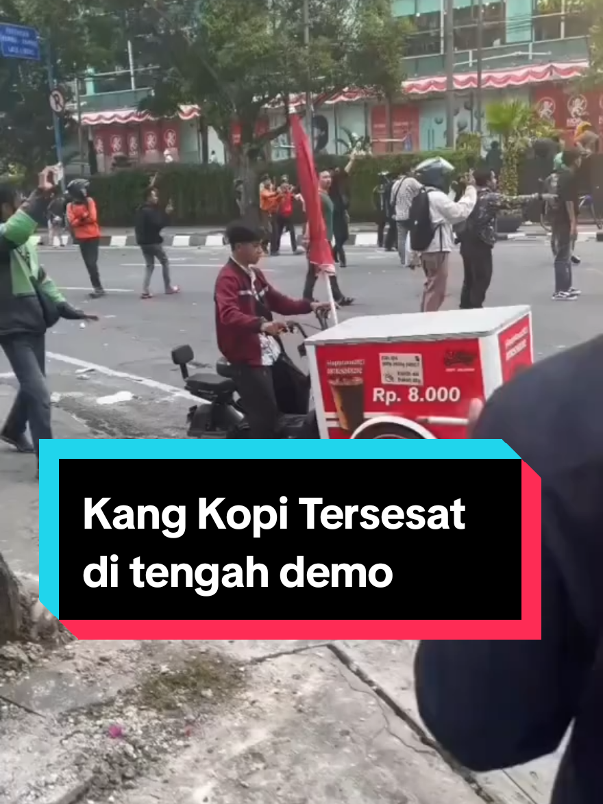 Kang Kopi Tersesat di tengah demo, mana ada yang belum bayar lagi wkwkwk #demo #medan 