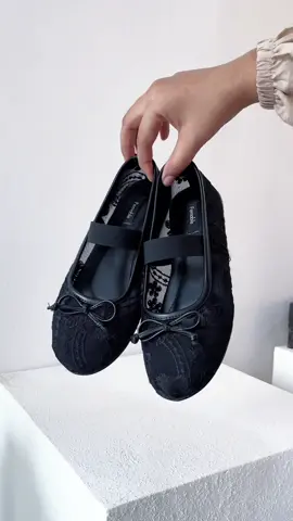 Sepatu paling nyaman dari sudut pandang kaki kita adalah sepatu paling modis! #flatshoes #black 