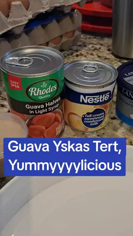 Resep; 1 pakkie Tennis-Beskuitjies, fyn gedruk 100 g margarien, gesmelt Maak n kors en druk plat. Vulsel; 410 g Guava, gooi stroop af en sny kleiner 1 blik kondensmelk  125 g roomkaas, kamer temperatuur  10 g gelatien of 2 1/2 teelepels, gemeng met 60 ml kookwater  Bo-Laag; 1 koppie room en oorblywende roomkaas  bietjie vanielje geursel  Klits die kondensmelk met die 125 g roomkaas tot romerig. Meng die gelatien met kookwater, roer aanhoudend tot opgelos en lou warm. Voeg dit by die kondensmelk mengsel saam met die Guavas en meng deur met draadklitser. Gooi oor kors en maak gelyk. Plaas vir 2 ure in yskas. Klits oorblywende roomkaas, bietjie vanielje geursel en room tot styf. Smeer bo-oor gestolde tert. Plaas in yskas. Geniet hom. @My SPAR  @Checkers South Africa  @Food Lover's Market  #fyp #guavatert #roomkaasguavatert #Recipe 