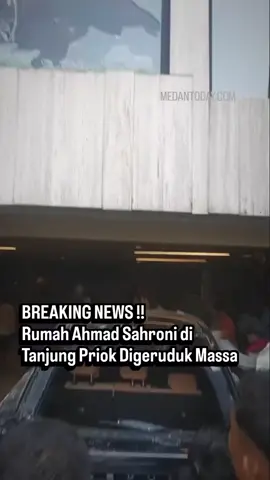Rumah anggota Komisi I DPR RI sekaligus politikus Partai NasDem Ahmad Sahroni di Tanjung Priok, Jakarta Utara, digeruduk massa pada Sabtu (30/8/2025) pukul 15.00 WIB. Pantauan wartawan tribun di lokasi, massa berdatangan ke rumah Ahmad Sahroni mengendarai sepeda motor. Mereka langsung memasuki gang permukiman di Jalan Swasembada Timur XXII, Kelurahan Kebon Bawang, Tanjung Priok, Jakarta Utara.  Massa langsung berunjuk rasa di depan rumah Ahmad Sahroni. #sahroni #demo #gruduk #rumahsahroni 
