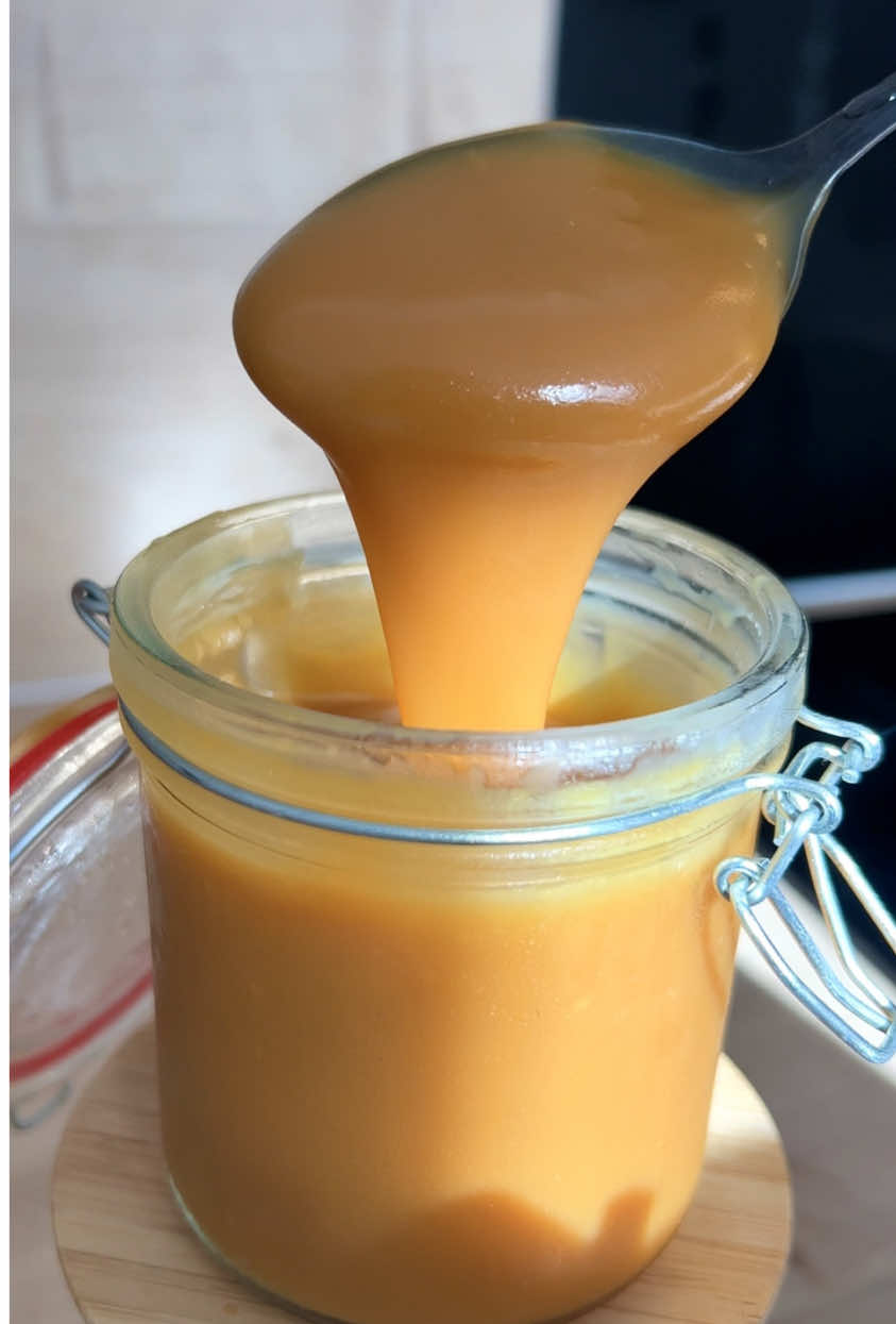 Caramel au beurre salé 🍂 Ingrédients  - 200g sucre  - 100g beurre 1/2 sel ( ou doux mais rajouter 1/2 cuillère à café de sel ) - 25cl de crème fraîche  	1.	Verse du sucre blanc dans une casserole à feu moyen, sans rien toucher. 	2.	Quand le fond commence à caraméliser, fais tourner légèrement la casserole. Une fois bien doré, remue doucement. 	3.	Ajoute le beurre salé coupé en morceaux, et mélange jusqu’à obtenir une texture bien lisse. 	4.	Verse ensuite la crème liquide bien chaude, remue jusqu’à ce que la texture soit homogène. 	5.	Laisse refroidir. Le caramel va épaissir naturellement. #caramelbeurresalé #recettefacile #faitmaison #caramelmaison #dessertgourmand 