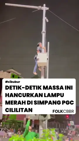 Hari ini, Sabtu (30/08) sekira pukul 00:30 dini hari pagi WIB traffic light simpang PGC Cililitan dirusak oleh massa.  📹: istimewa  #pgc #trafficlight #folkcbbr #folkcibubur #cibubur