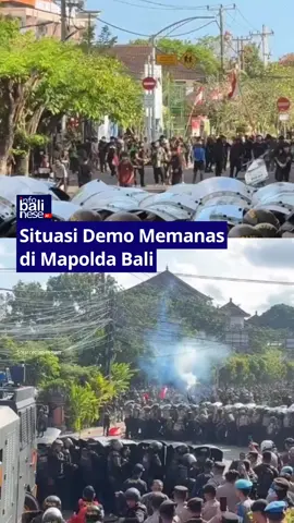 Aksi Demo di Depan Polda Bali Memanas Aksi demonstrasi digelar di depan Polda Bali dan menjadi perhatian masyarakat sekitar mulai memanas. Hingga sore ini, massa masih terlihat memanas, Denpasar, Sabtu (30/08)   .  ≠========================≠ Follow: @infobalinese.id Follow: @infobalinese.id Follow: @infobalinese.id ≠========================≠ .  Sumber: via nusa bali. Com   .  .  🎥:  .  📷:  .  📰:  .  . #infobali #baliindonesia #demo  #bali #indonesia      