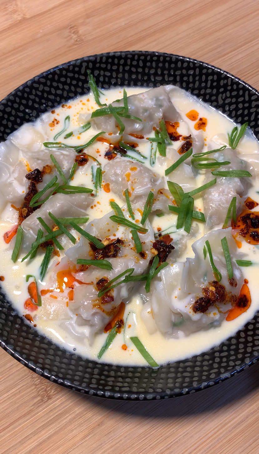 PANGSIT KUAH KEJU🧀🥟 Bahan: - 300 gr paha fillet - 3 bawput - 1 btg daun bawang - 4 es batu - 2 sdm tapioka - 1 sdm saus tiram - 1/2 sdm minyak wijen - garam, penyedap, lada - 1/2 sdm gula - 150 ml susu - 250 ml air - 3-5 slice keju cheddar - 1/2 sdm garlic powder - garam, lada, penyedap Bahan2nya dihalusin pakai Pop Chopper CH150 dari @Mitochiba Electronic❤️ Dapetin DISKON Spesial pake Kode Voucher ‼️MITOJA25K‼️ #jevcookz #mitochiba #choppermitochiba #pangsit #menuviral 