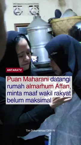 Ketua DPR RI Puan Maharani ditemani Gubernur Jakarta Pramono Anung melakukan takziah ke rumah almarhum Affan Kurniawan, pengendara ojek online yang tewas akibat dilindas rantis Brimob di tengah unjuk rasa. Saat menghadiri rumah almarhum Affan di Jakarta pada Sabtu (30/8) Agustus, Puan meminta maaf atas kinerja anggota dewan yang belum maksimal. Simak berita terkini dan program-program menarik Antara TV di youtube Antara TV Indonesia dan antaranews.com/video! #AntaraTV #BeritaTerkini #PuanMaharani #AffanKurniawan #PramonoAnung