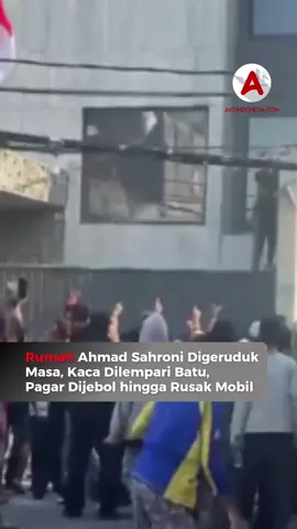 Kediaman anggota DPR RI Ahmad Sahroni di kawasan Tanjung Priok, Jakarta Utara, menjadi sasaran amukan warga pada Sabtu (30/8/2025) sore. Kericuhan terjadi di Jalan Swasembada Timur XXII, Kebon Bawang, dan sempat menimbulkan suasana tegang di sekitar lokasi. Massa melempari rumah berlantai dua itu dengan batu serta benda keras, hingga bagian depan bangunan mengalami kerusakan. Tak berhenti di situ, pagar rumah bernomor 52 roboh akibat dirusak paksa. Sebuah mobil listrik yang terparkir di halaman juga hancur akibat aksi tersebut. Follow terus @ayoindonesiacom #ahmadsahroni #rumahahmadsahroni #tanjungpriok 