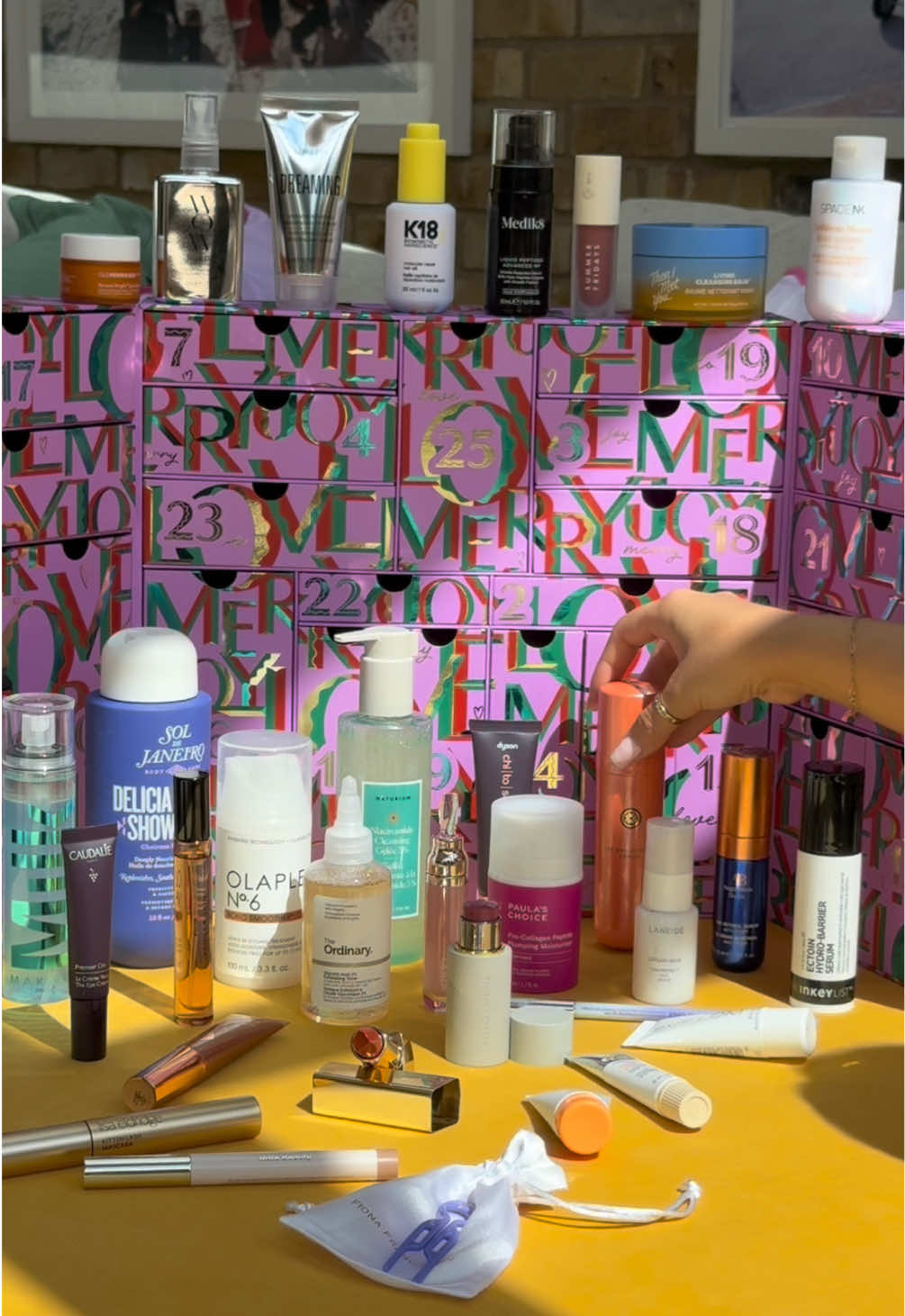 25 days of beauty revealed in the best Beauty Advent Calendar out there 🤭 Do you spot your beauty favourites?👀     #SpaceNK #SpaceNKBeautyadventCalendar  #SpaceNKAdventCalendar #BeautyAdventCalendar