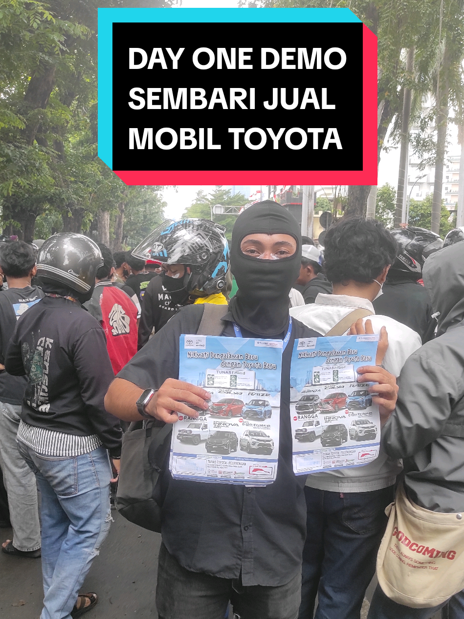 walaupun negara lagi chaos tetep beli Toyota ingat, selalu lewat Vano aja ya 😁