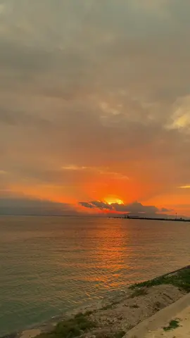 Cewek yg menyayi lagu ini tdk lagi mabok kan, kaya tdk percaya sekali sama lirik lagunya😌 #fyp #senja #butengpride🏝️😎 
