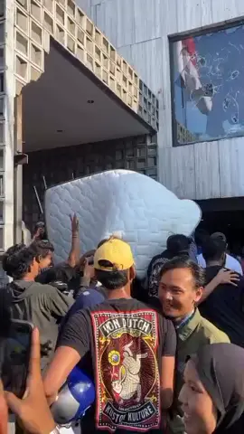 salah satu kediaman sahroni mulai dijarah #ahmadsahroni  #bubarkandpr  #sahroni  #dpr  #demo #rumahsahroni 