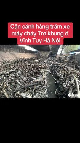 CẬN CẢNH VỤ HÀNG TRĂM XE CHÁY TRƠ KHUNG Ở CẦU VĨNH TUY, HÀ NỘI 😰 Liên quan đến vụ cháy tại khu vực chân cầu Vĩnh Tuy (Hồng Hà, Hà Nội) đã có hàng trăm phương tiện gồm: xe máy, xe ba bánh tự chế bị trơ khung và một số trụ cầu bị bong tróc. Tại hiện trường, ước tính có hàng trăm phương tiện gồm: xe máy, xe ba bánh tự chế bị cháy trơ khung. Các phương tiện được xếp thành 5 dãy san sát nhau, ước tính kéo dài cả trăm mét. Theo: Vietnamnet