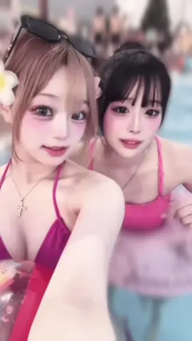白と黒の水着が多かったけどピンクに頭ハイビスカスかわいかった👙🩷もえちゃんの水着の人多かった🌺#07#よみうりランド#ナイトプール#おすすめ#バズれ